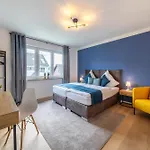 Raw-flat Meier - Modern - Stylisch - Balkon - Netflix