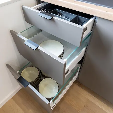 Raw-flat Meier - Modern - Stylisch - Balkon - Netflix