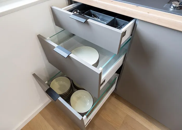 Raw-flat Meier - Modern - Stylisch - Balkon - Netflix