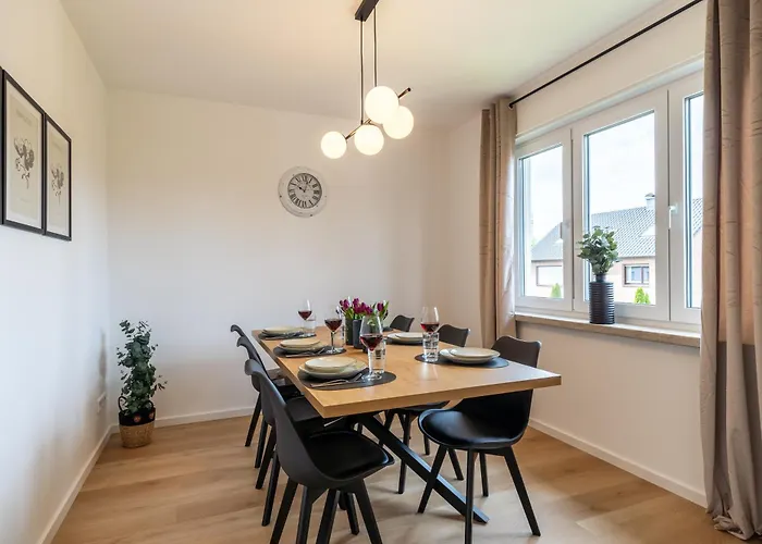 Raw-flat Meier - Modern - Stylisch - Balkon - Netflix